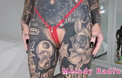 Femeie care ne arata splendoare corpului ei plin de tatuaje si o pizda mica si minunata