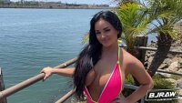 Femeia matura simtind cum fiecare centimetru ii umplea vaginul stramt si ud